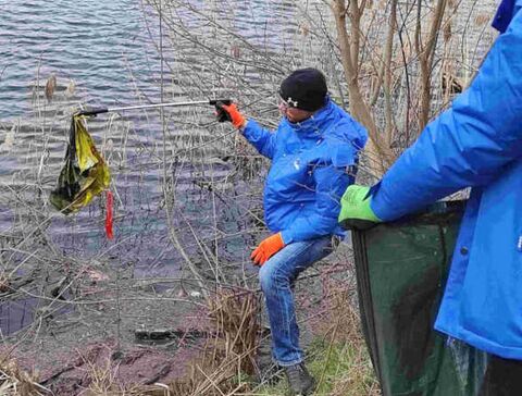 Gewässerreinigung am Adolf-Mittag-See